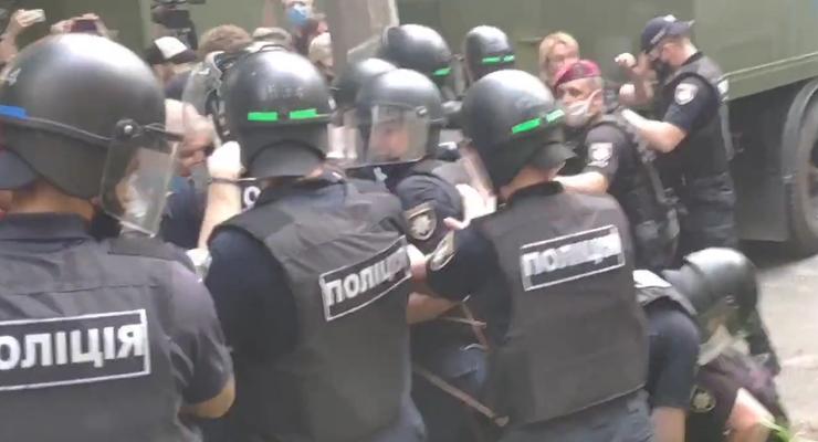 Суд над Стерненко: Полиция проверит действия копов при потасовке