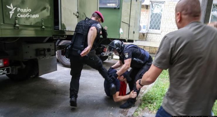 Суд над Стерненко: Полицейских, ногами избивших активиста, отстранили