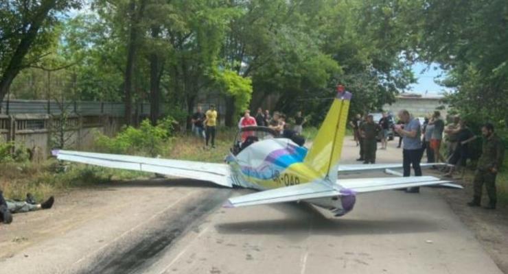 В Одессе самолет упал на дорогу: Пилот погиб