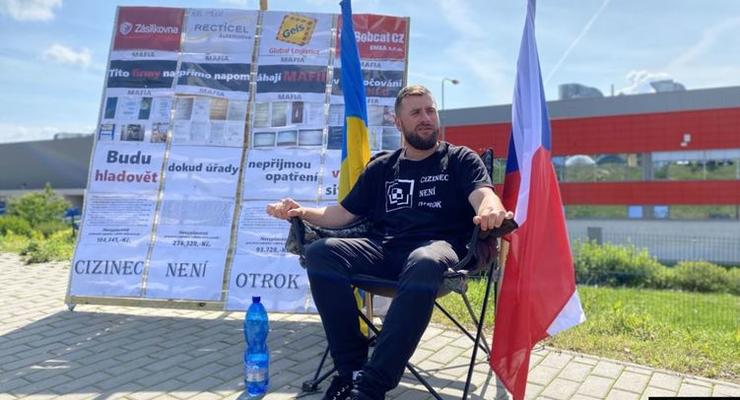 Украинец 6 дней голодал под заводом в Чехии, требуя отдать долг по зарплате