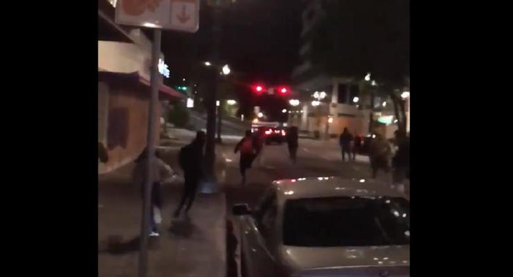 В США на видео сняли таран толпы автомобилем
