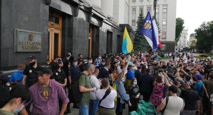 Сторонники Порошенко пришли к Зеленскому под Офис президента