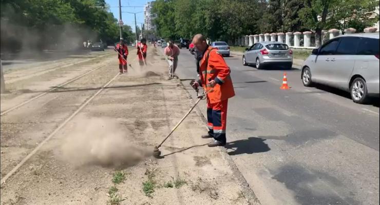 Косили невидимую траву: одесских коммунальщиков подняли на смех