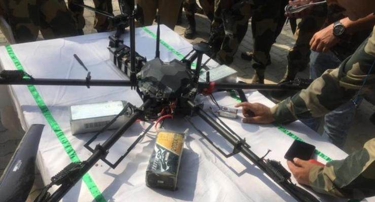 В Индии пограничники сбили дрон с оружием