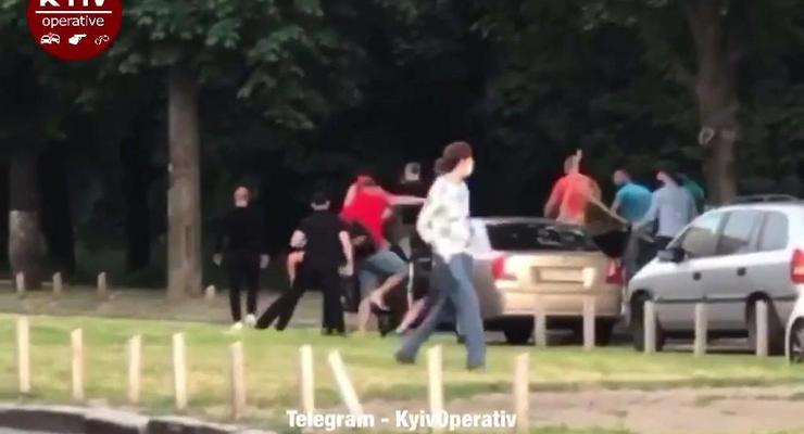 В Киеве неизвестные избили водителя и разбили его автомобиль