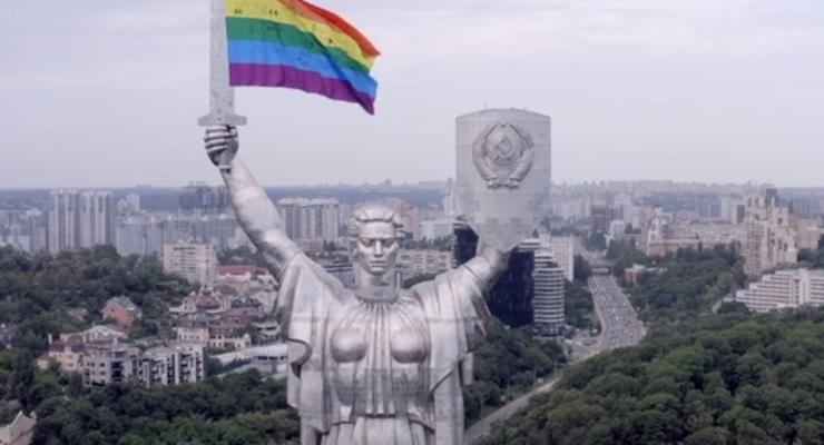 В киевском музее назвали монтажом флаг ЛГБТ над Родиной-матерью