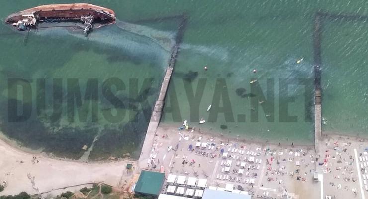 В Одессе из затонувшего танкера утекло топливо, купаться запрещено
