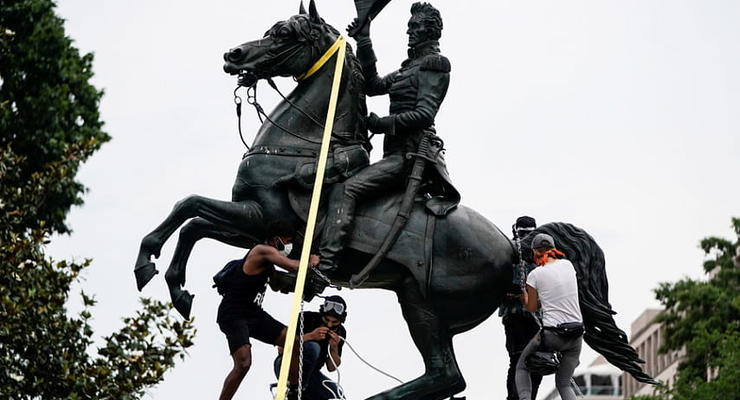 В Вашингтоне разогнали сносящих памятник Джексону