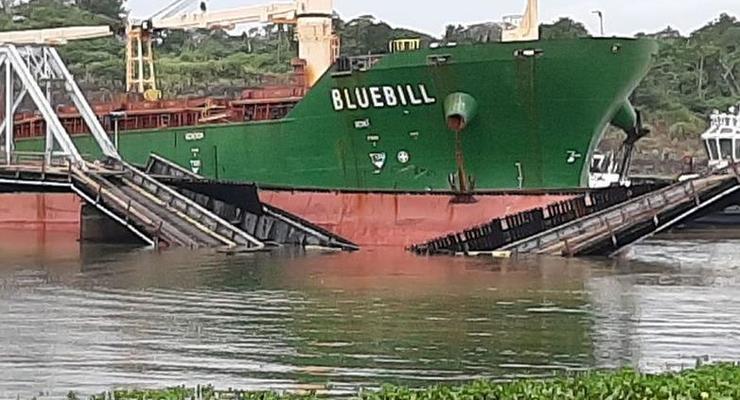 В Панаме танкер протаранил железнодорожный мост