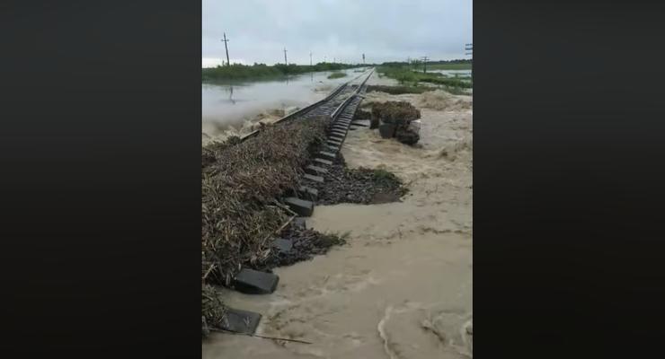 От потопа в Западной Украине пострадала железная дорога: Подробности