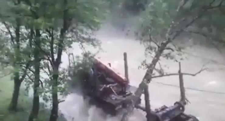 В Карпатах в разгар наводнения заметили машину для вывоза леса