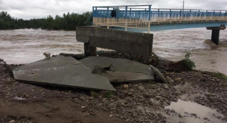 На Прикарпатье смыло мост, который строили 7 лет после прошлого наводнения
