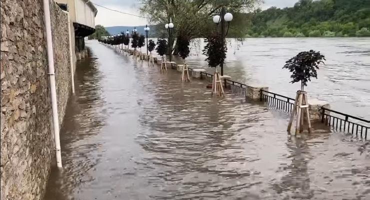 Наводнение на западе Украины: Еще один город начал "тонуть"