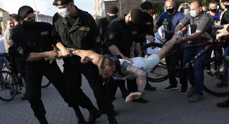 В Беларуси за несколько дней задержали почти 400 протестующих