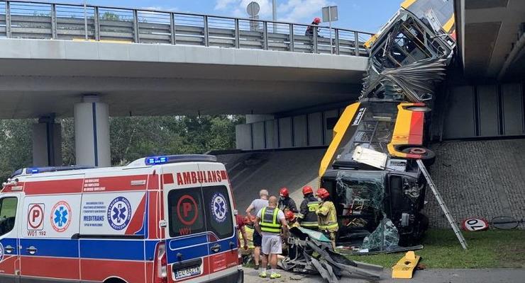 В Варшаве автобус упал с моста, есть жертвы