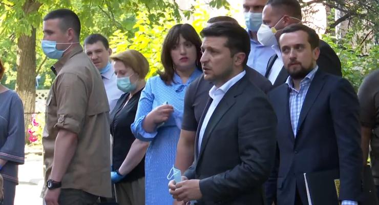 Зеленский вручил ключи от квартир, пострадавшим от взрыва на Позняках