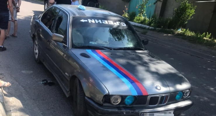 Полицейского в Одессе “прокатили” на капоте: Водитель был пьян