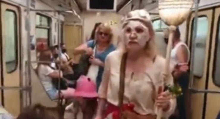 В метро Киева женщина с метлой призывала не верить в коронавирус
