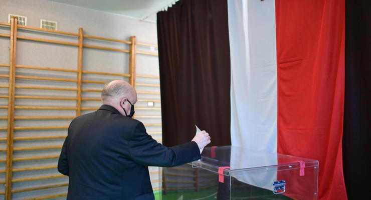 В Польше на избирательном участке умер человек