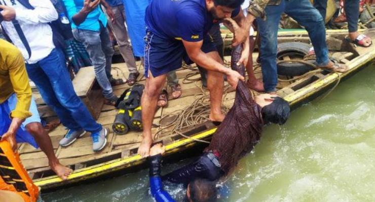 В Бангладеш 30 человек погибли при опрокидывании лодки. Фото 18+