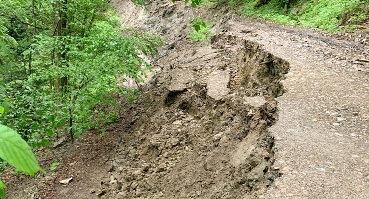 Во Львовской области оползни уничтожили дорогу