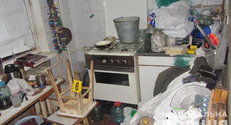 В Харькове мужчина 10 дней прожил в квартире с умершими родителями
