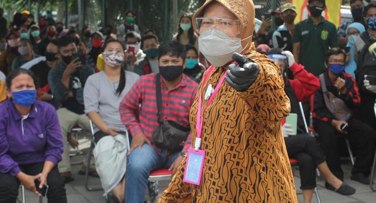 Мэр индонезийского города на коленях извинилась за вспышку COVID-19