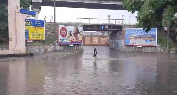 В Одессе пешеходы идут по колено в воде