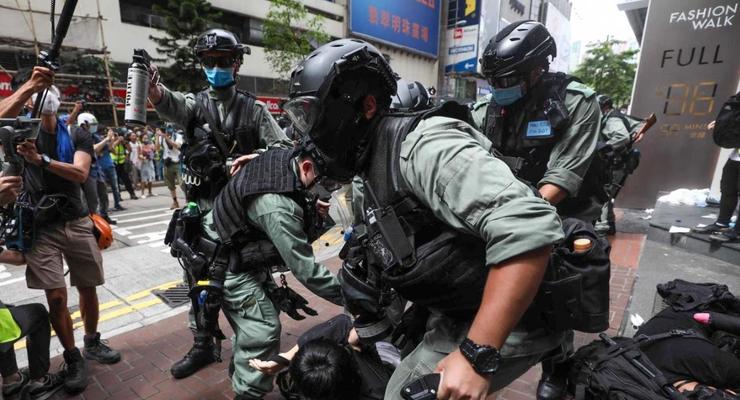 В Гонконге протестующих разгоняли водометами
