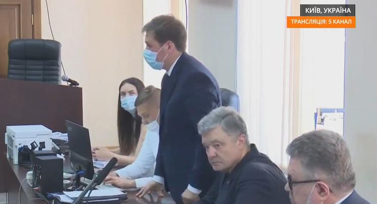 Печерский суд избирает меру пресечения Петру Порошенко