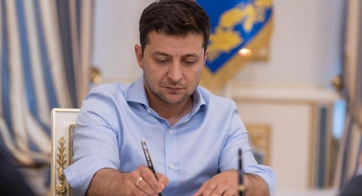Зеленский внес в Раду проект решения об увольнения главы НБУ Смолия