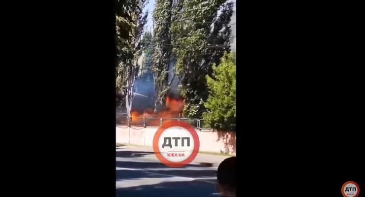 Близ киевского аэропорта “Жуляны” разбушевался пожар