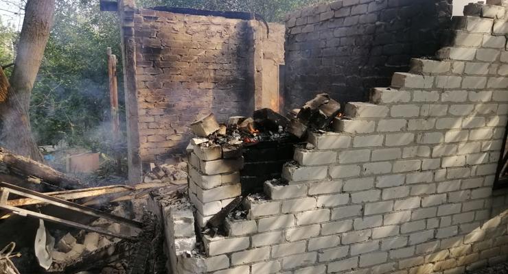 Обострение на Донбассе: Боевики уничтожили два частных дома в Авдеевке