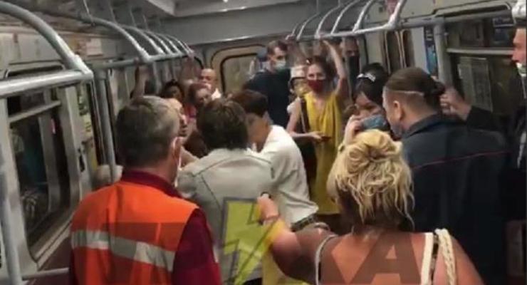 В метро Харькова возникла драка из-за маски