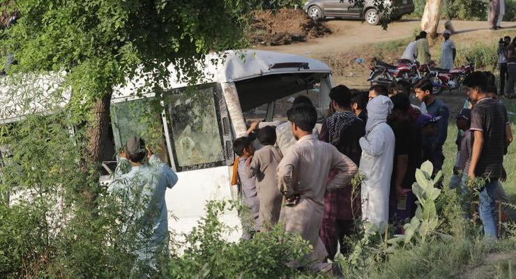 В Пакистане поезд врезался в автобус с паломниками: 29 погибших