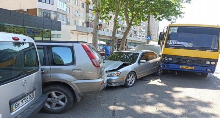 Жара в Одессе: Водитель автобуса потерял сознание и протаранил четыре авто