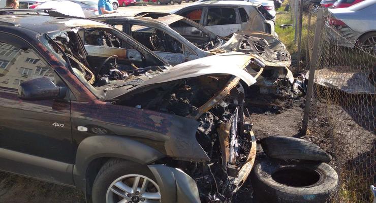 В Харькове на парковке сгорело пять машин