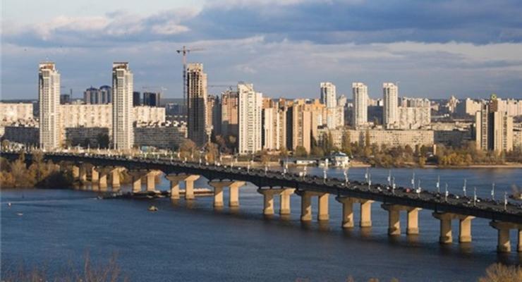 В Киеве на мосту Патона образовался "водопад"