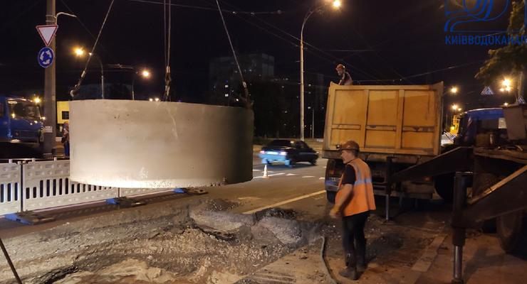 В Киеве из-за аварии на коллекторе образовался дорожный провал