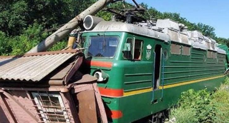 Под Одессой грузовой поезд попал в аварию