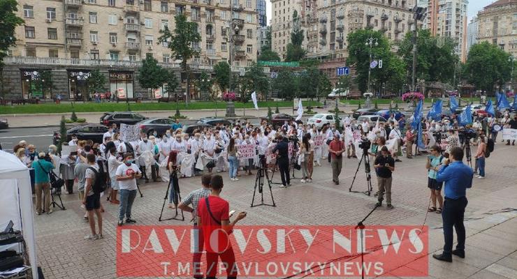 В Киеве митингуют врачи "Центра микрохирургии глаза"
