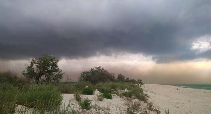 Показано видео, как над курортом под Одессой пронеслась песчаная буря