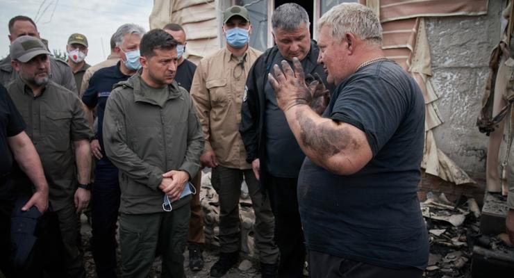 Зеленский встретился с жителями сгоревшего села на Луганщине