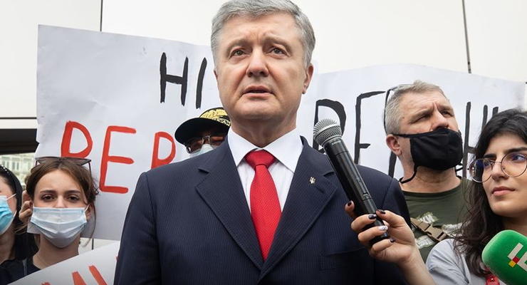 Суд над Порошенко: Экс-президента забросали фальшивой валютой