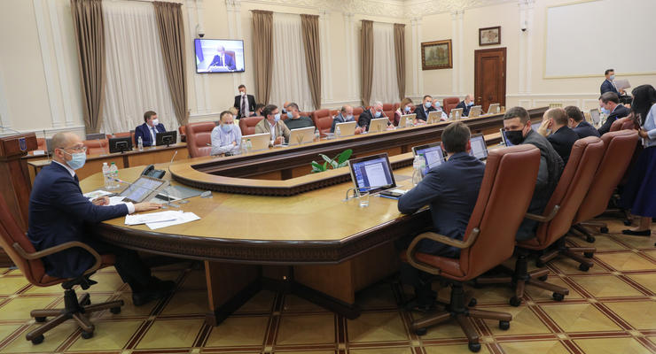 Украинцам будут платить компенсации за задержку пенсий и зарплат