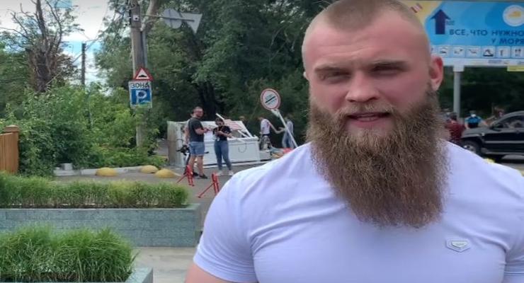 В Одессе нардеп от "СН" кувалдой крушил шлагбаум