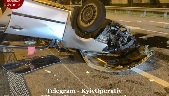 На трассе под Киевом пьяный коп выжил после разрушительной аварии