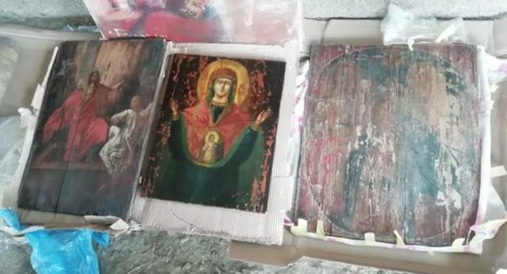 В Закарпатье задержали микроавтобус со старинными иконами и картинами