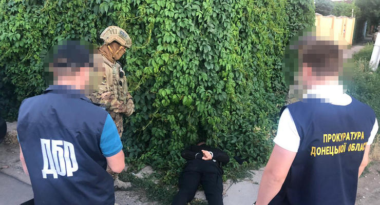 На Донбассе за вымогательство и наркоторговлю задержали полицейских