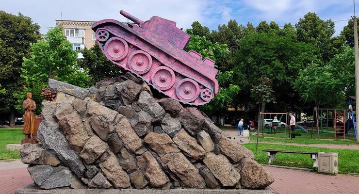 В Ровно памятник советскому комдиву выкрасили в розовый цвет